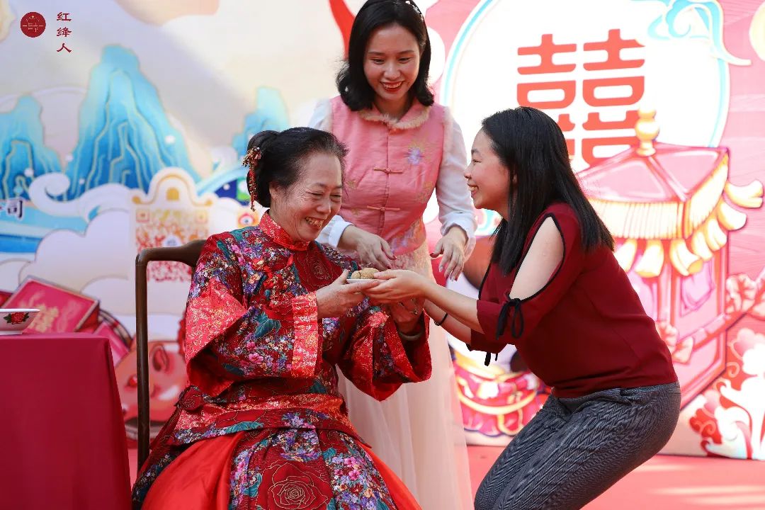 女儿递核桃.jpg 图片