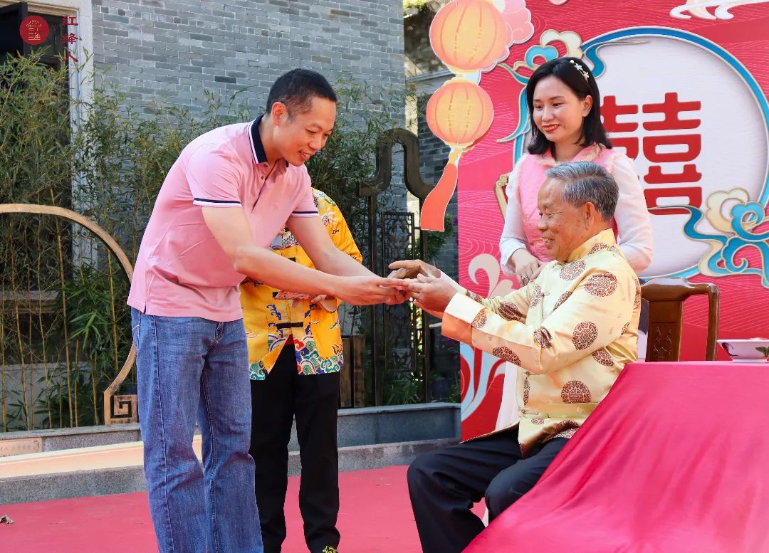儿子递物品.jpg 图片