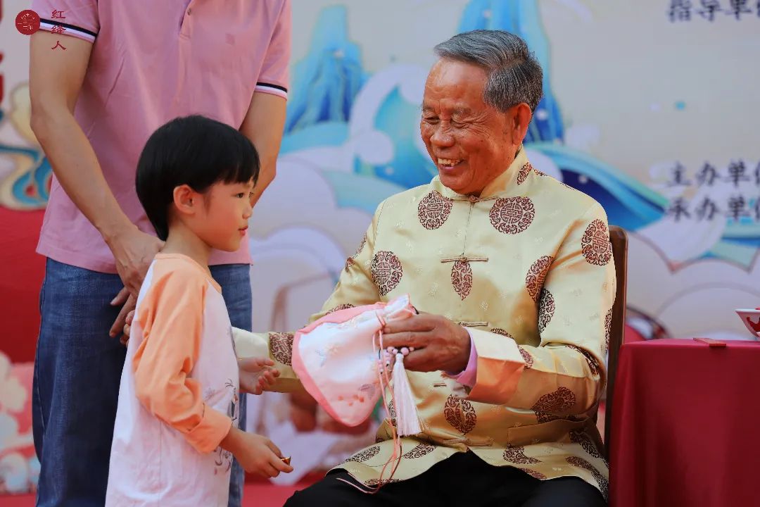 孙子递礼物.jpg 图片