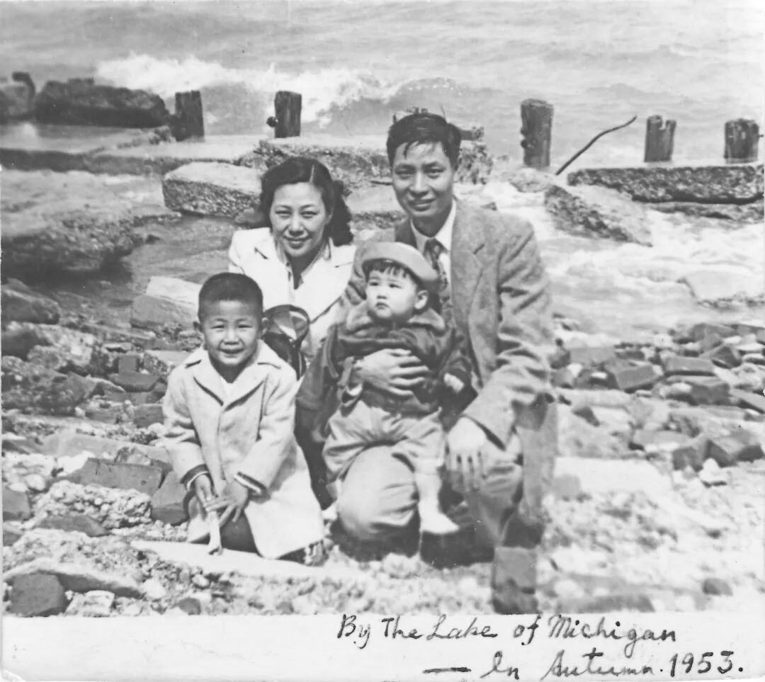 1953年秋,夫妇与次子、三子在美国密斯根湖前的合照.jpg